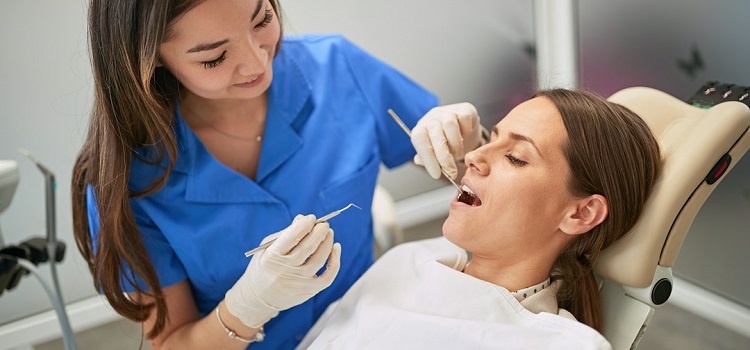 kobieta u stomatologa